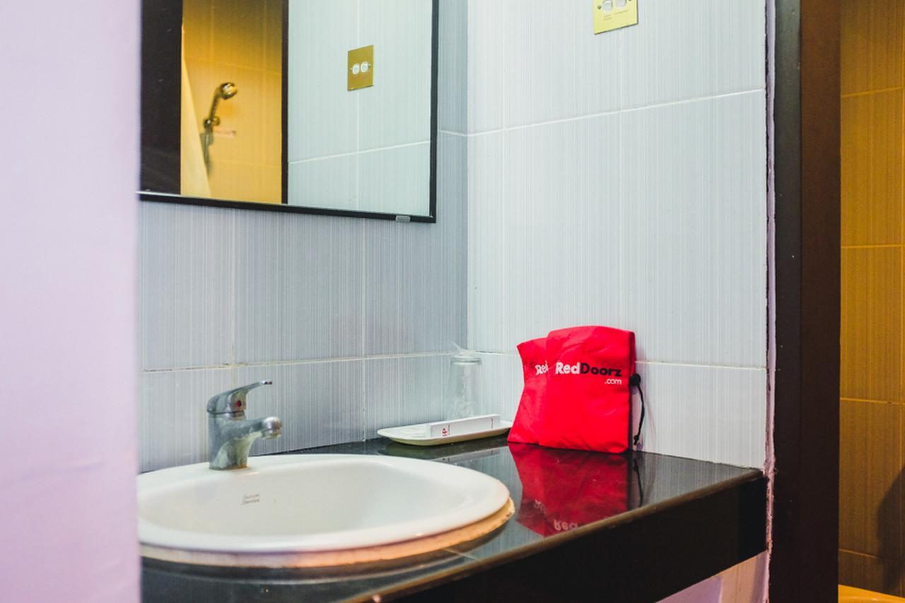 Reddoorz Plus Near Mall Ratu Indah 2 ماكاسار المظهر الخارجي الصورة